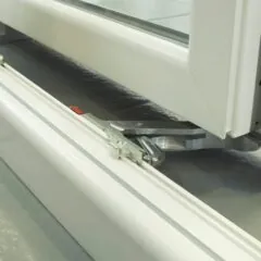 Rehau uskočno-klizna vrata